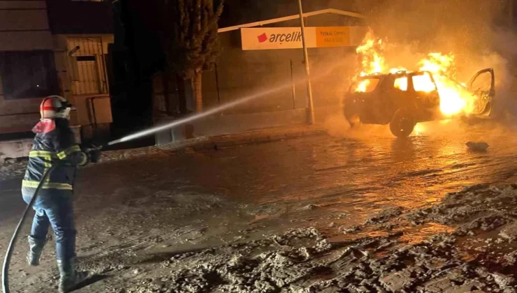 Antakya’da park halindeki otomobil alev alev yandı