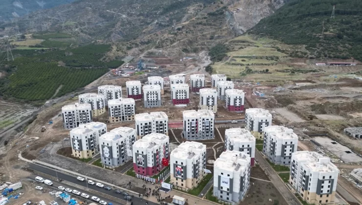 Hatay’ın Payas ilçesinde depremzedelere TOKİ tarafından yapılan konutların anahtarları teslim edildi