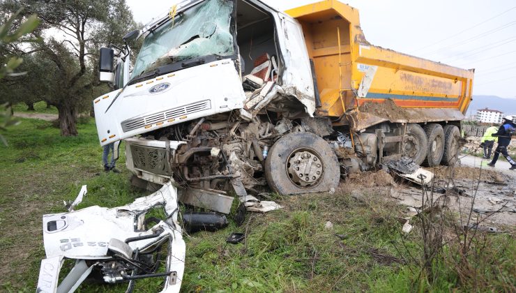 Hafriyat kamyonları kafa kafaya çarpıştı: 3 yaralı