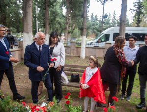 Duduoğlu ve CHP heyeti şehitleri andı