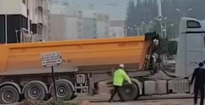 Polis Memuru Trafikteki Çukuru Kürekle Kapatıp Kazaları Önledi