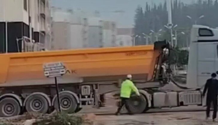 Polis Memuru Trafikteki Çukuru Kürekle Kapatıp Kazaları Önledi